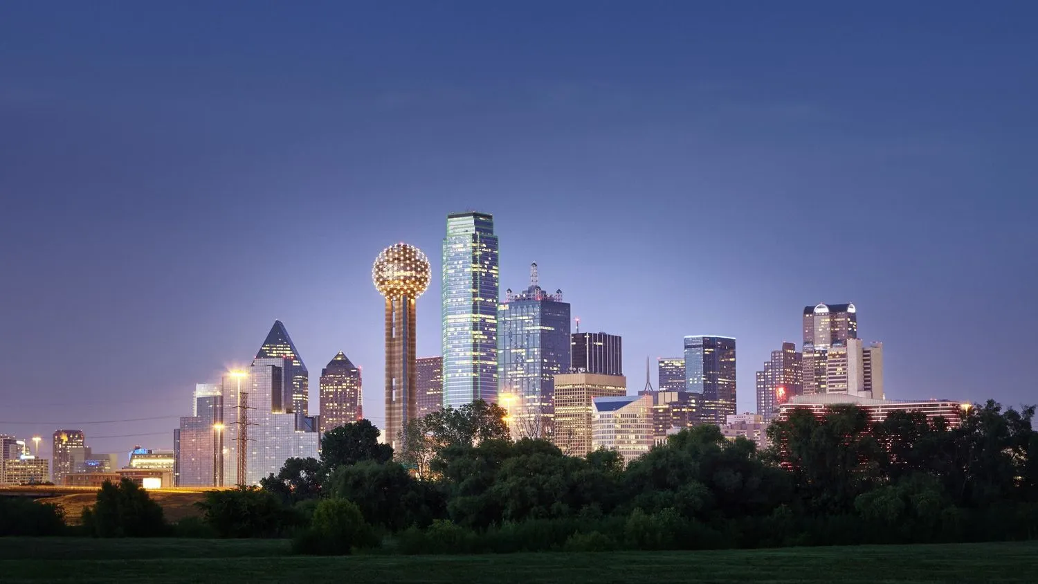 Dallas City Skyline in der Abenddämmerung.