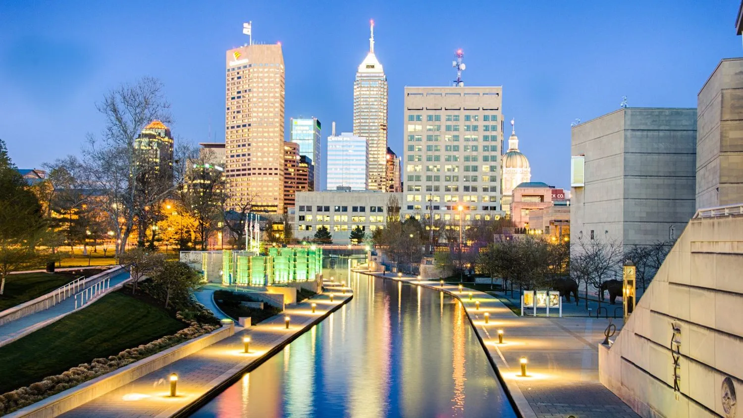 Die Innenstadt von Indianapolis spiegelt sich im Kanal.