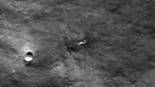 ein kleiner Krater erscheint auf der Mondoberfläche in einer Vorher-Nachher-Animation