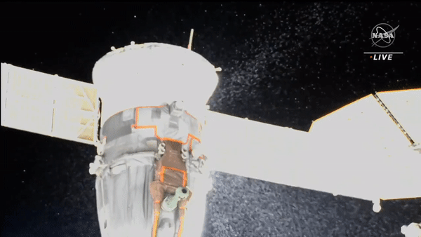 Ein kurzer Videoclip eines Sojus MS-22-Raumschiffs, das am 14. Dezember 2022 an der Internationalen Raumstation Kühlflüssigkeit verliert.