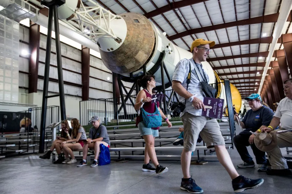 Russ Bailey geht am Kommandomodul der Saturn-V-Rakete im Rocket Park während der Feierlichkeiten zum 50. Jahrestag der Mondlandung von Apollo 11 im Space Center Houston am Samstag, 20. Juli 2019, in Houston vorbei.