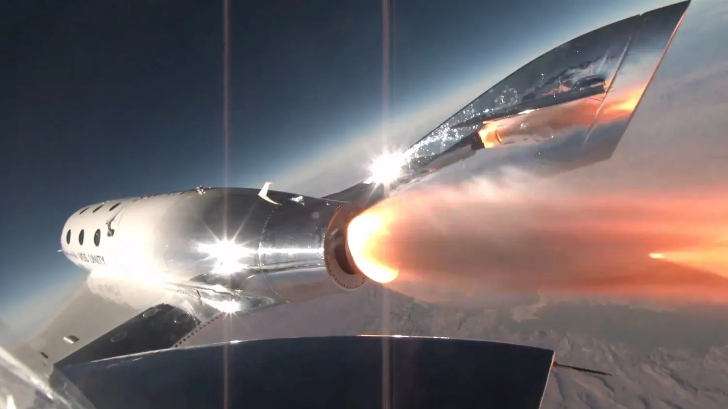 Das Raumflugzeug VSS Unity von Virgin Galactic zündet seinen Raketenmotor während der suborbitalen Mission Galactic 05, die am 2. November 2023 startete