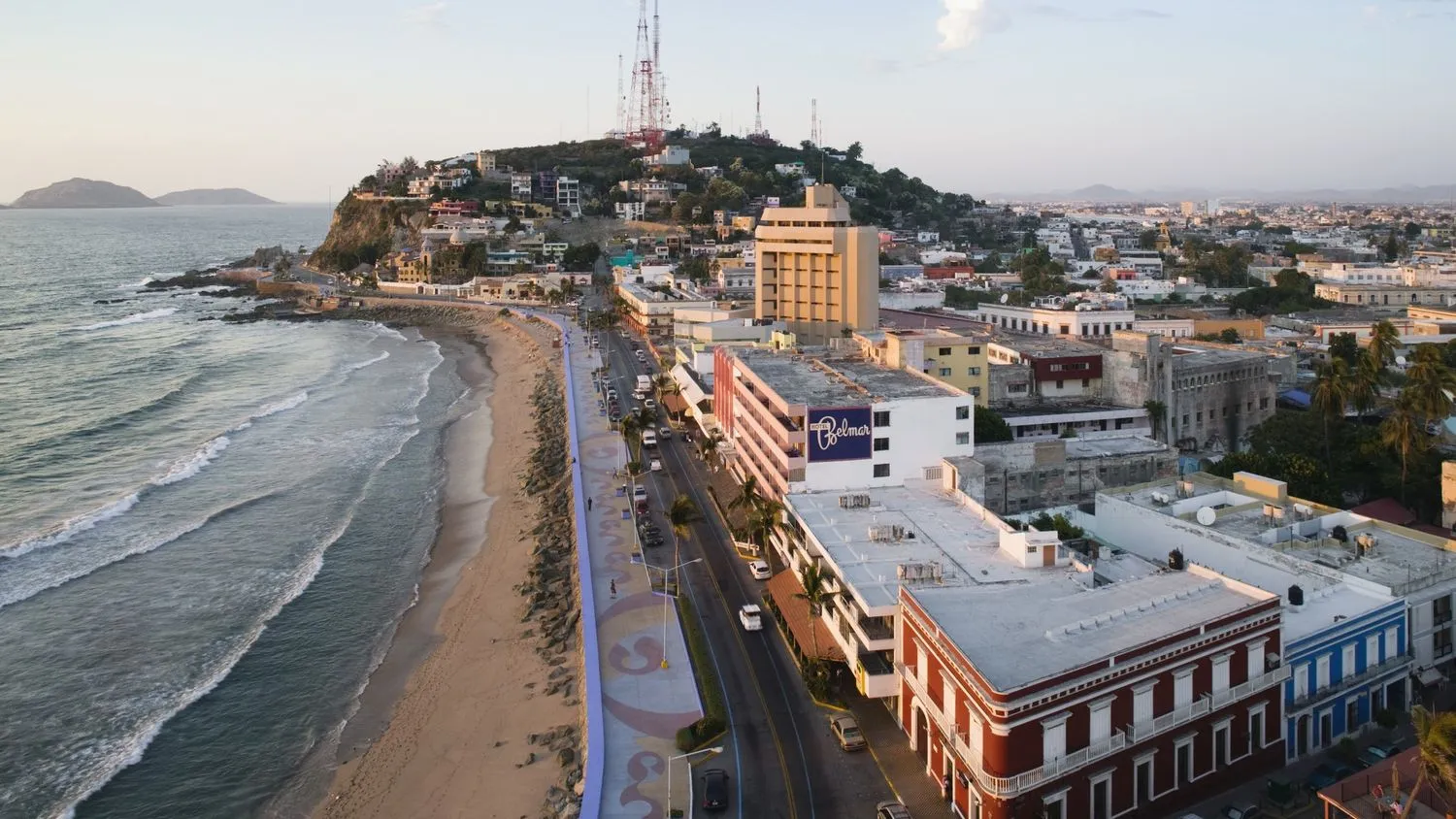 Blick auf die Hotels an der Playa Olas Atlas und in der Altstadt von Mazatlan, Mexiko.