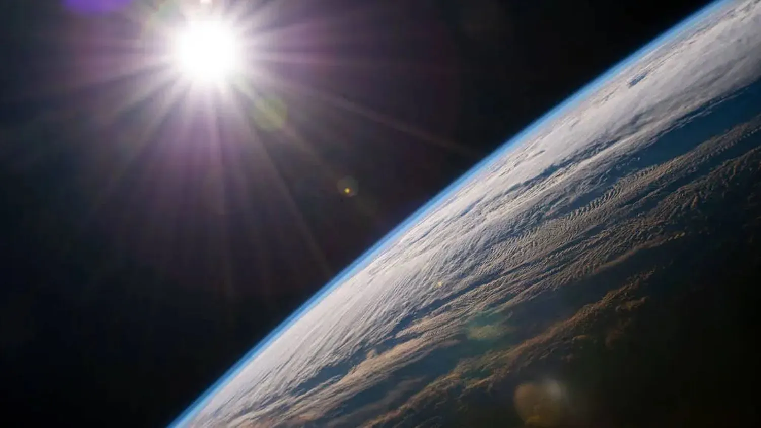 die Sonne geht über der Erde auf, gesehen von einer Raumstation in der Umlaufbahn