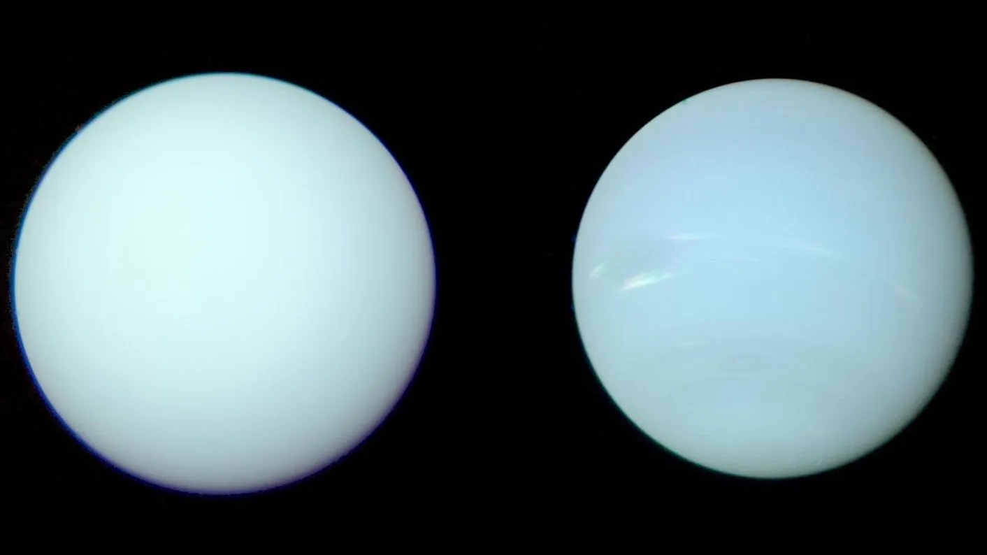 Ein Bild von Uranus auf der linken und Neptun auf der rechten Seite. Sie sind fast nicht zu unterscheiden, da sie beide hellblau sind.