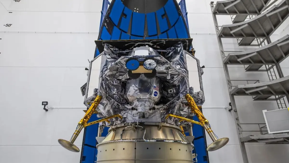 Eine Raumfähre mit ausladenden Beinen sitzt an ihrem Nutzlastadapter in einem weißen Raum. Die von der in Pittsburgh ansässigen Firma Astrobotic gebaute Peregrine-Mondlandefähre wird am 8. Januar an der Spitze einer Vulcan-Centaur-Rakete der United Launch Alliance zum Mond starten