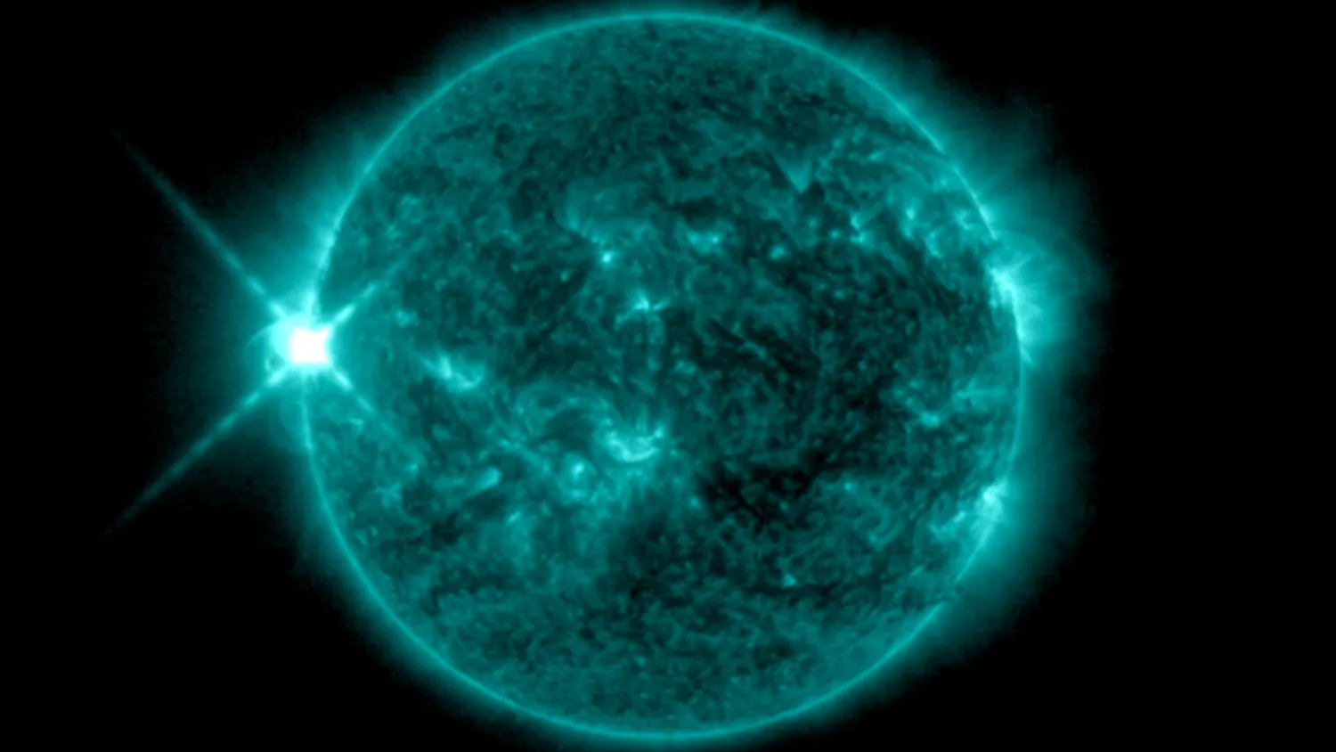 Ein Bild der Sonne in Ultraviolett, das eine Sonneneruption zeigt, die in der Silvesternacht ausgebrochen ist und die Erde erschüttern wird
