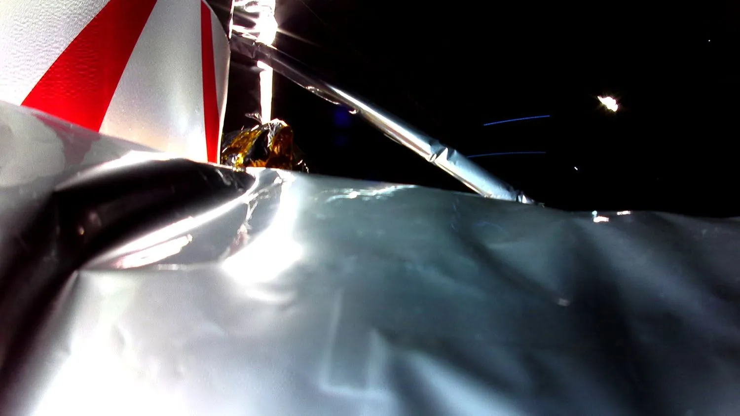 Das erste Foto, das von Astrobotic's Peregrine Mondlandegerät im Weltraum aufgenommen wurde, geteilt über X am 8. Januar 2024.