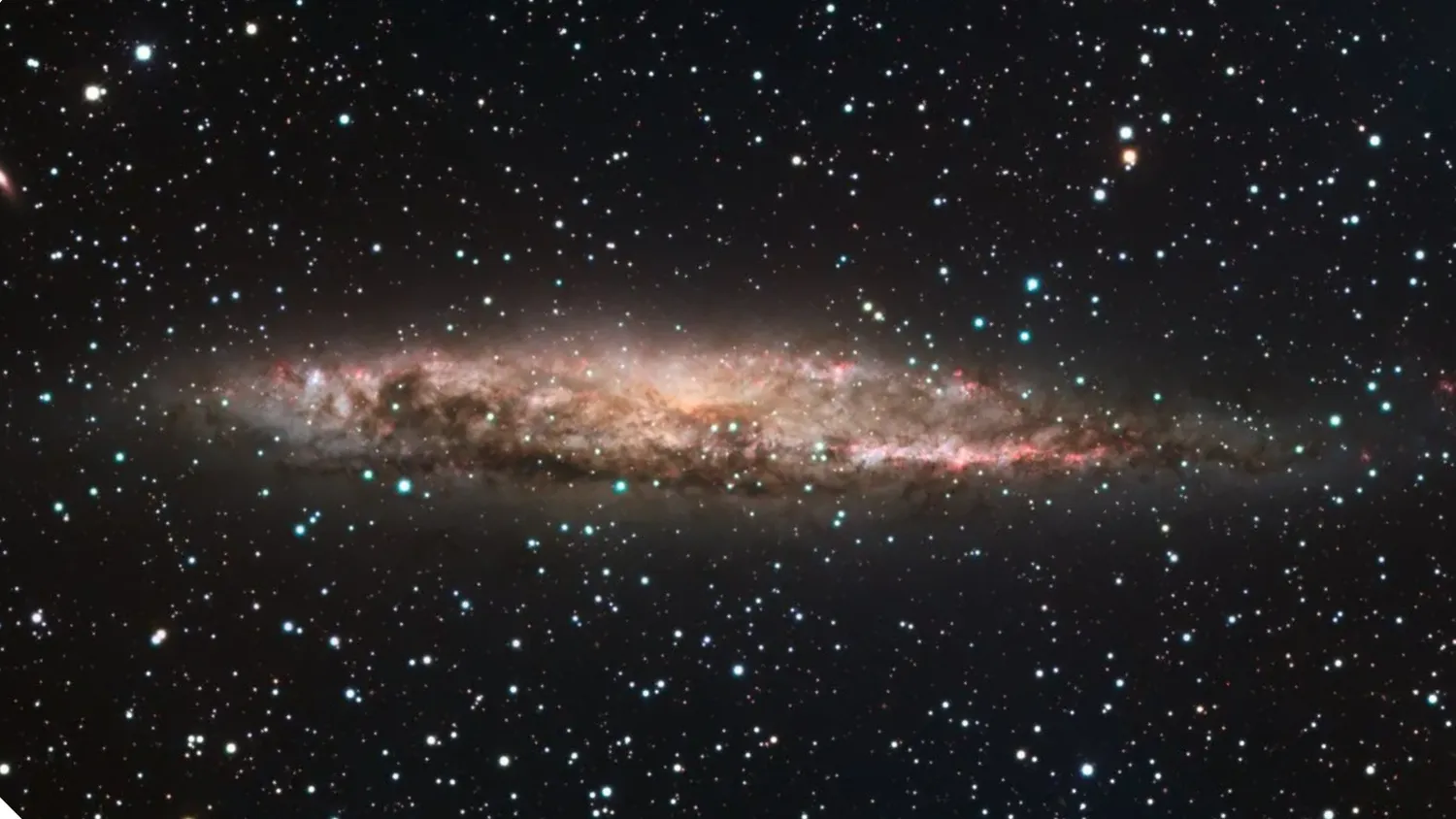 Die Galaxie NGC 4945, wie sie vom 2,2-Meter-Teleskop der Europäischen Südsternwarte gesehen wird, wobei die Orte der Sternentstehung in Rosa zu sehen sind und der zentrale AGN von Staub verdeckt wird