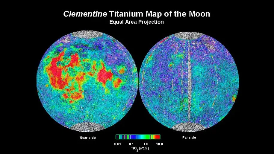 Zwei nebeneinander liegende Bilder des Mondes. Das linke Bild zeigt hellrote Regionen, die von Grün umgeben sind, während das rechte Bild hauptsächlich blaue Regionen mit etwas Grün zeigt.