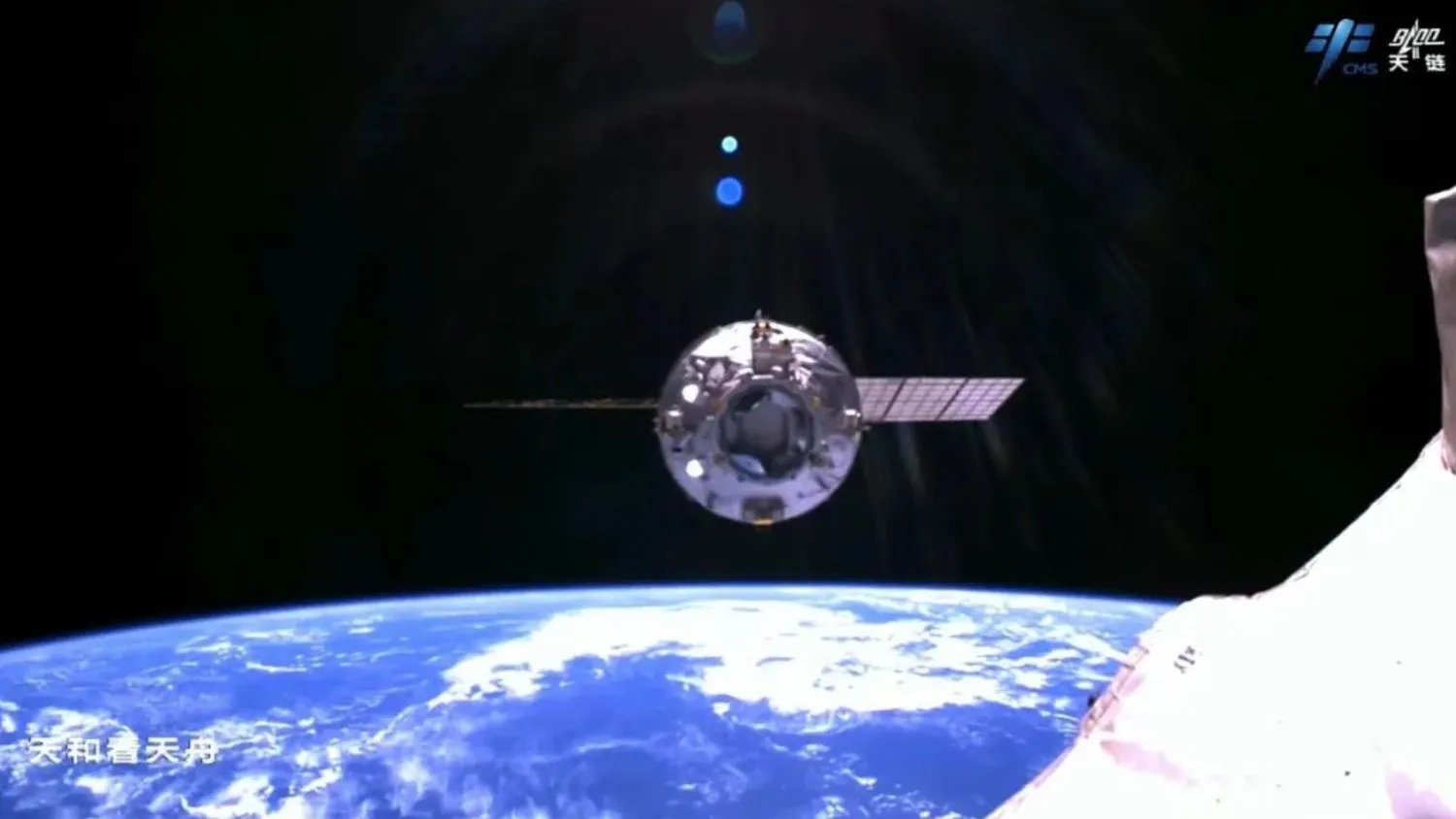 ein Raumschiff verlässt eine Raumstation mit der Kurve der Erde und der Schwärze des Weltraums im Hintergrund