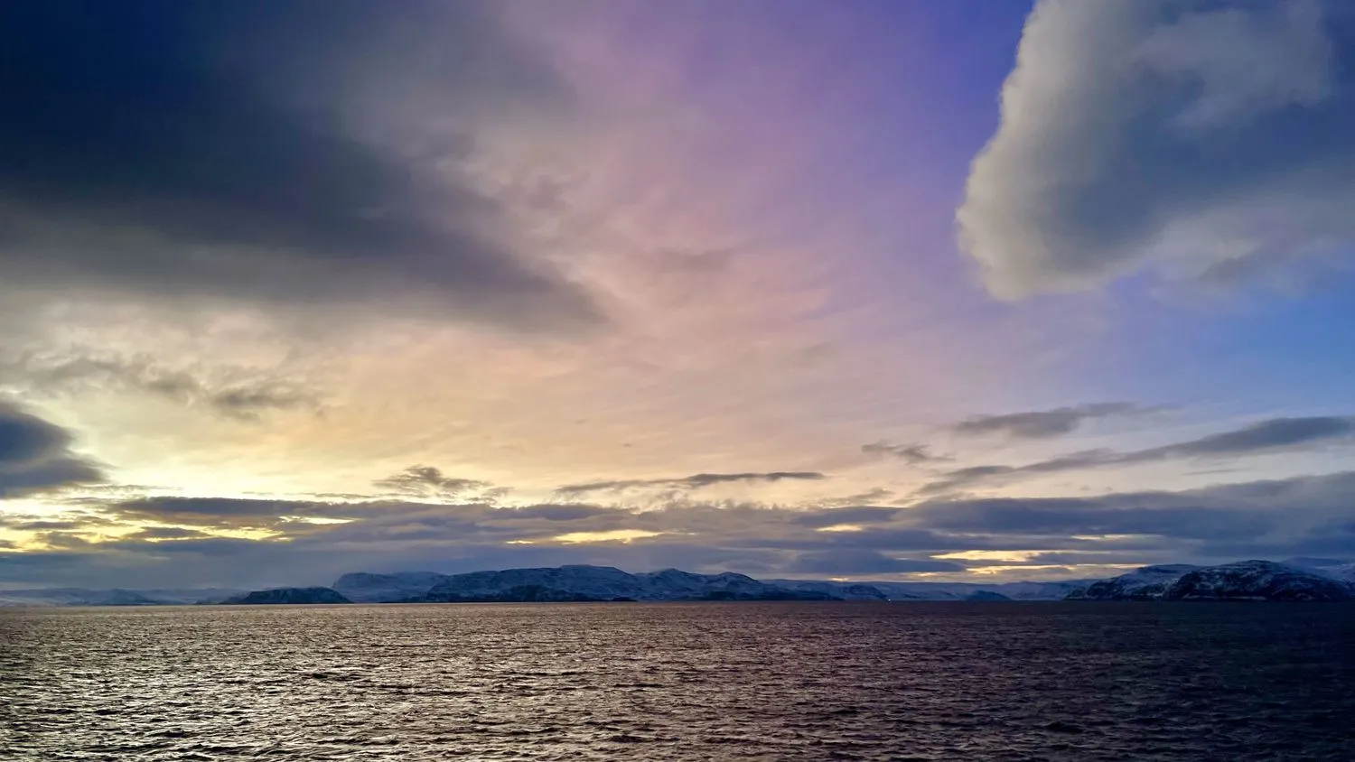lila und gelber Himmel an einem Morgen an Bord der Hurtigruten Coastal Express
