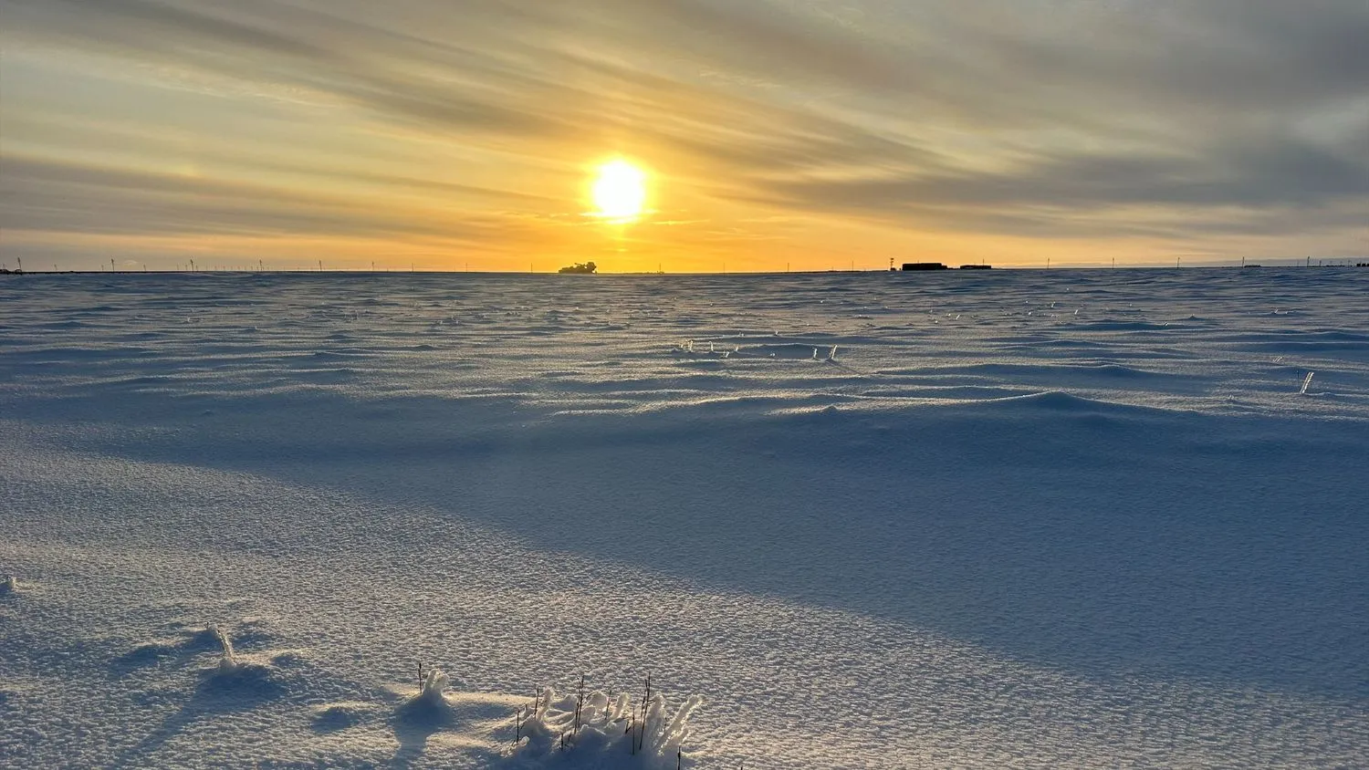 die Sonne scheint auf verschneiten Permafrost