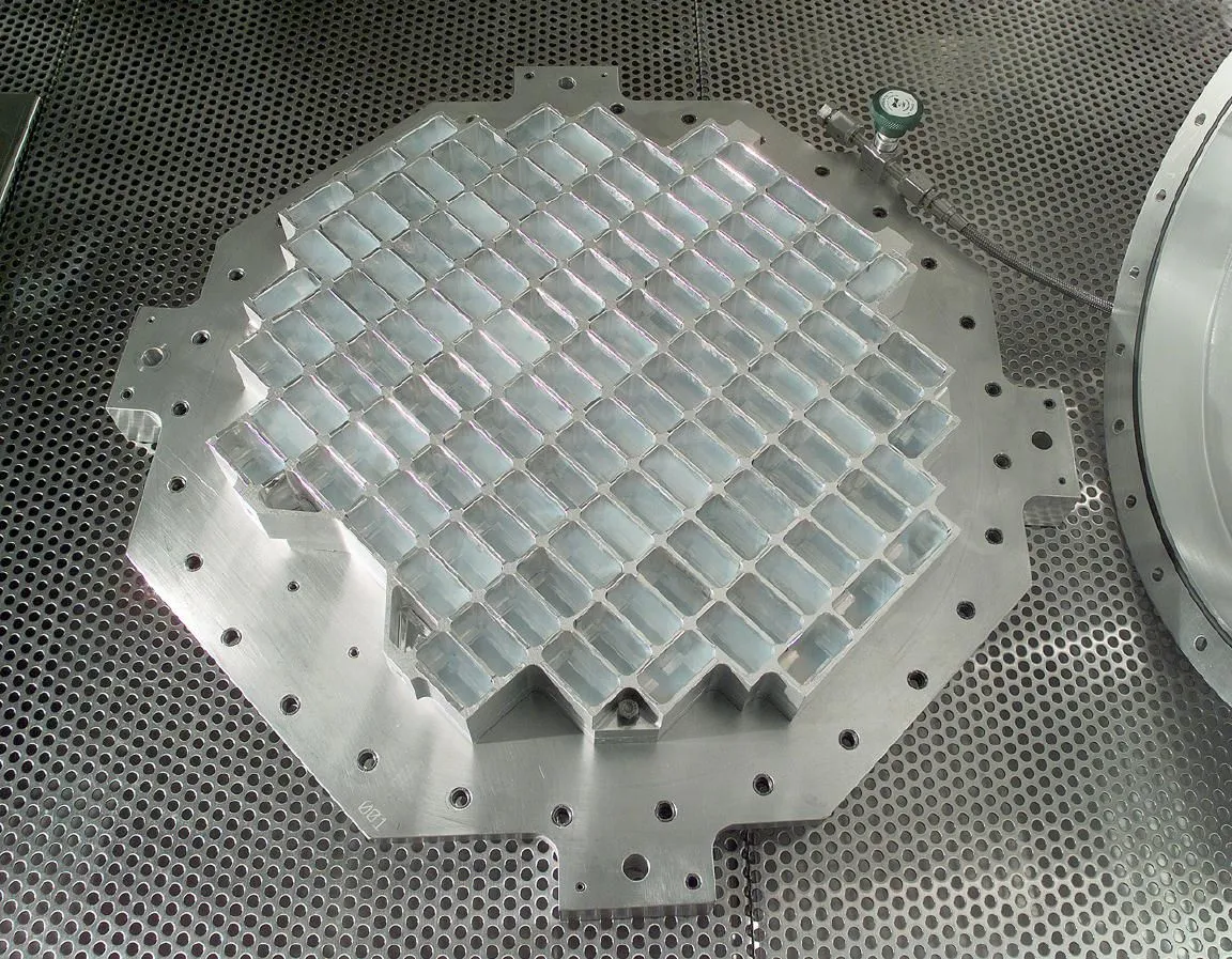 Ein quadratisches Metallmaterial mit rechteckigen Schlitzen.