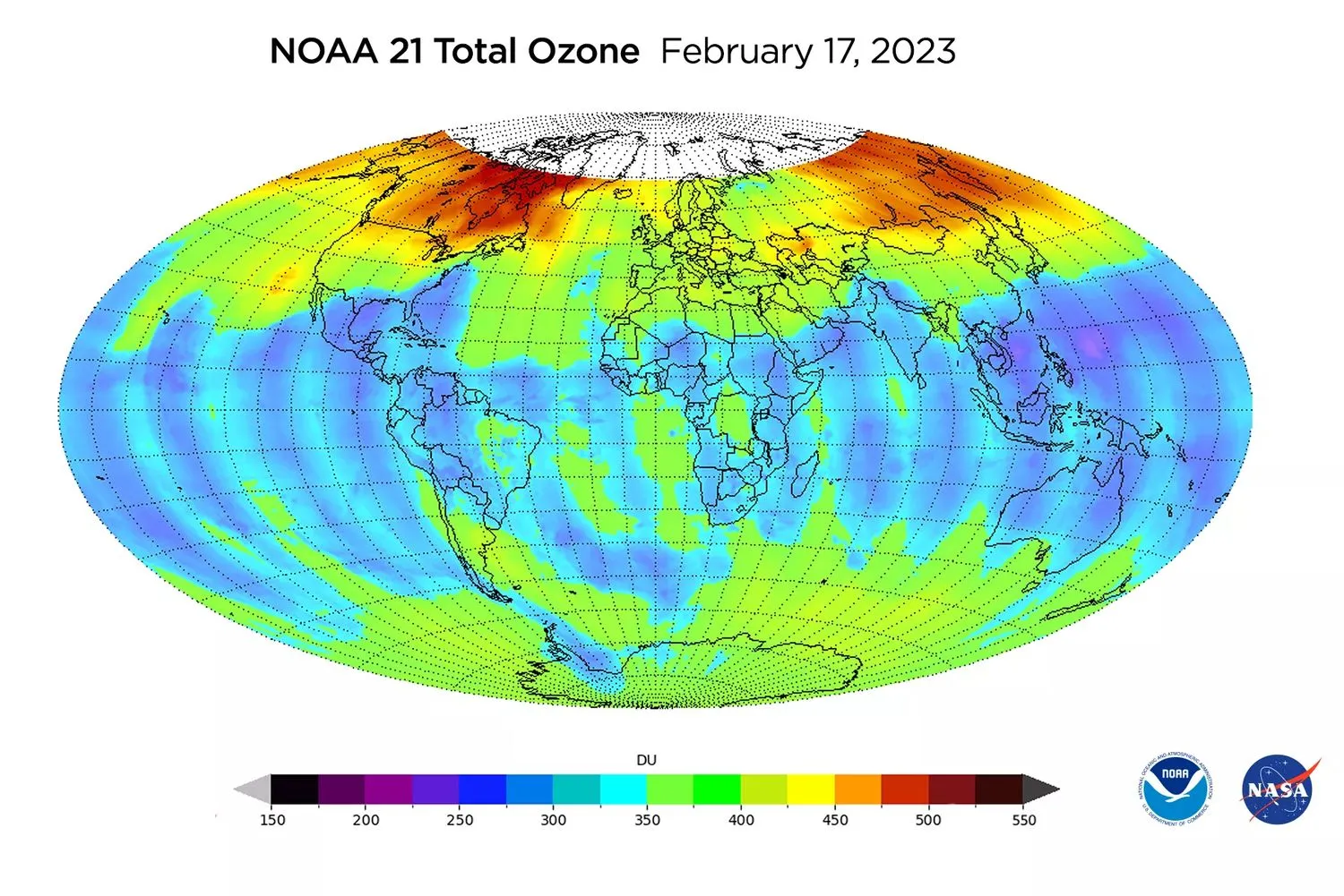 eine ovale Karte der Erde, die mit Blau, Grün, Rot und Gelb überlagert ist, um das Ozon des Planeten abzubilden und zu messen. Vom OMPS NM am 17. Februar 2023 gemessenes Gesamtozon