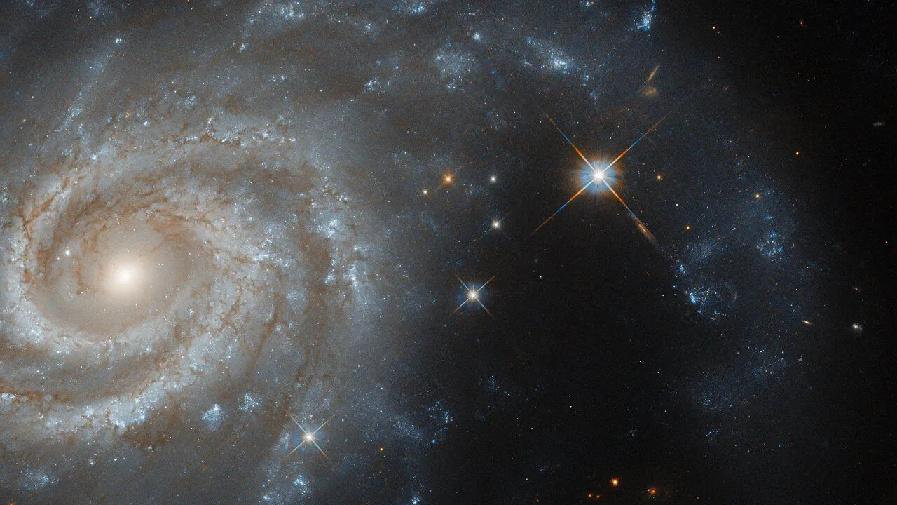 Foto einer großen Spiralgalaxie, deren Arme voll von hellen Sternen sind