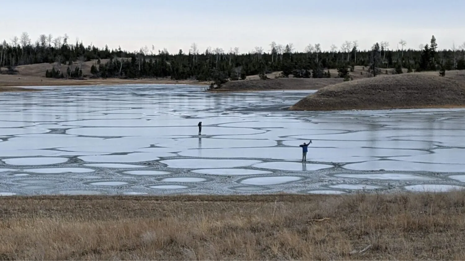 Lake Chance in Kanada ein Sodasee, der Darwins 'warmen kleinen Tümpeln' ähneln könnte, in denen das Leben auf der Erde begann