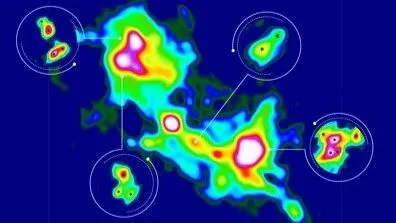 Falschfarbenbild der massereichen Sternentstehungsregion G333.23-0.06 aus Daten, die mit dem ALMA-Radioobservatorium gewonnen wurden. Die Einschübe zeigen Regionen, in denen Li et al. mehrere Systeme von Protosternen nachweisen konnten. Die Sternsymbole zeigen die Position der neu entstehenden Sterne an. Das Bild deckt eine Region mit einer Größe von 0,62 mal 0,78 Lichtjahren ab (was am Himmel lediglich 7,5 mal 9,5 Bogensekunden entspricht).