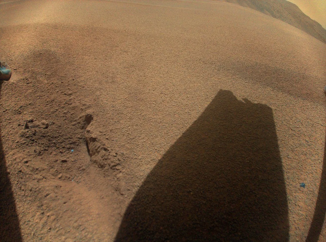 Ein Schatten eines gebrochenen Hubschrauberrotors auf dem Mars