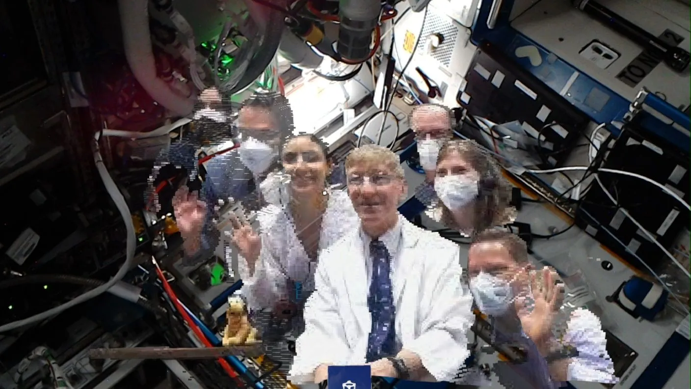 Hologramm medizinisches Fachpersonal auf der ISS am 8. Oktober 2021. Von links: Andrew Madrid, Dr. Fernando De La Pena Llaca, Rlhab Sadik, Dr. Joe Schmid, Kevin Bryant, Mackenzie Hoffman und Wes Tarkington.