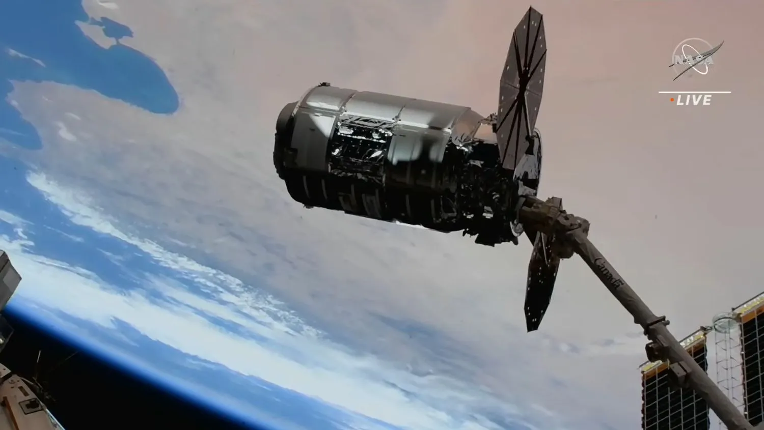 Der Cygnus NG-19 Laurel Clark-Raumfrachter, aufgenommen mit dem Roboterarm der Raumstation.