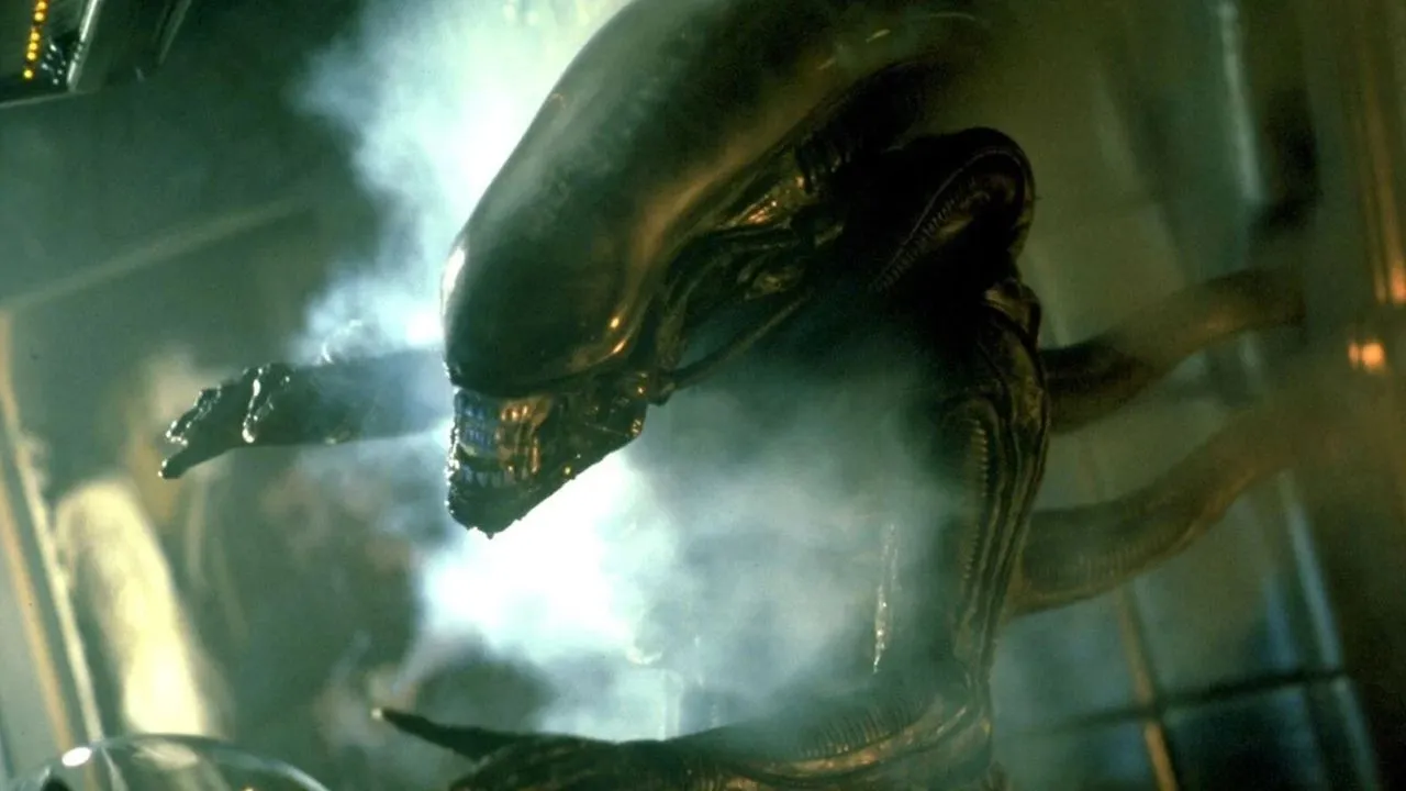 ein Alien mit einem verlängerten Schädel und ohne Augen knurrt bedrohlich