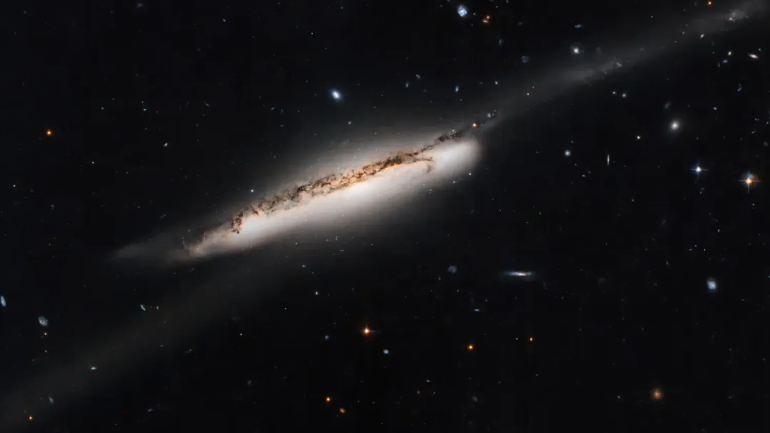Ein Mitglied der Galaxiengruppe Arp 295 und eine atemberaubende 250.000 Lichtjahre lange Sternenbrücke, aufgenommen von Hubble