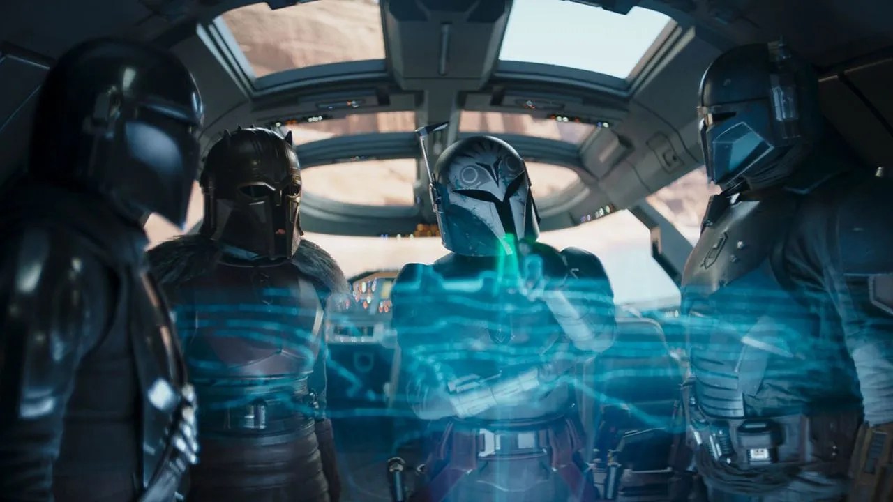 Figuren in silberner Rüstung starren auf ein blaues Hologramm-Display im Inneren eines Raumschiffs