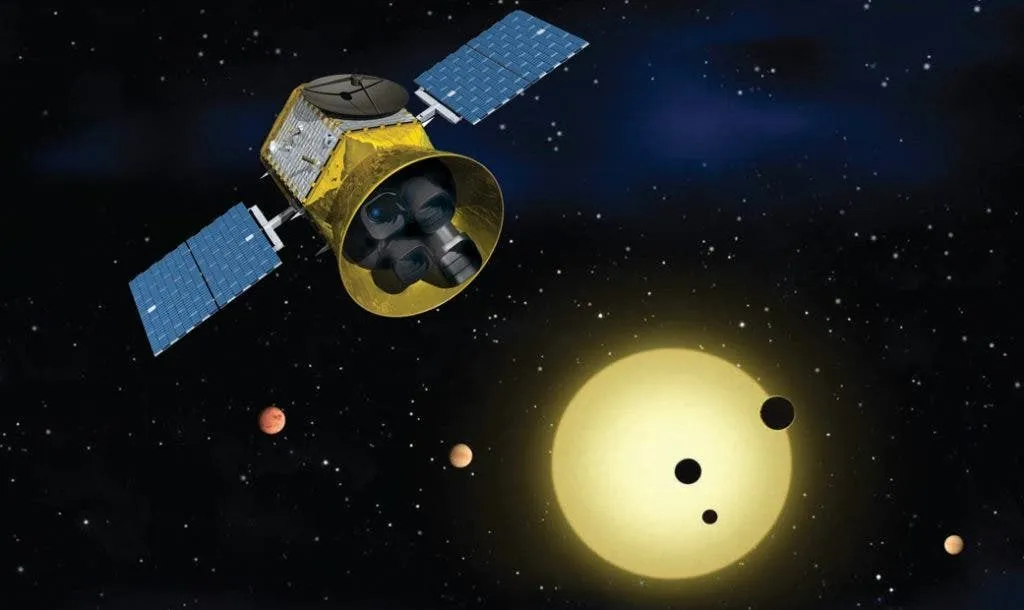 eine goldfarbene Raumsonde mit vier Kamerahalterungen und zwei Sonnenkollektoren blickt nach unten auf einen Stern und kleinere Planeten im Weltraum