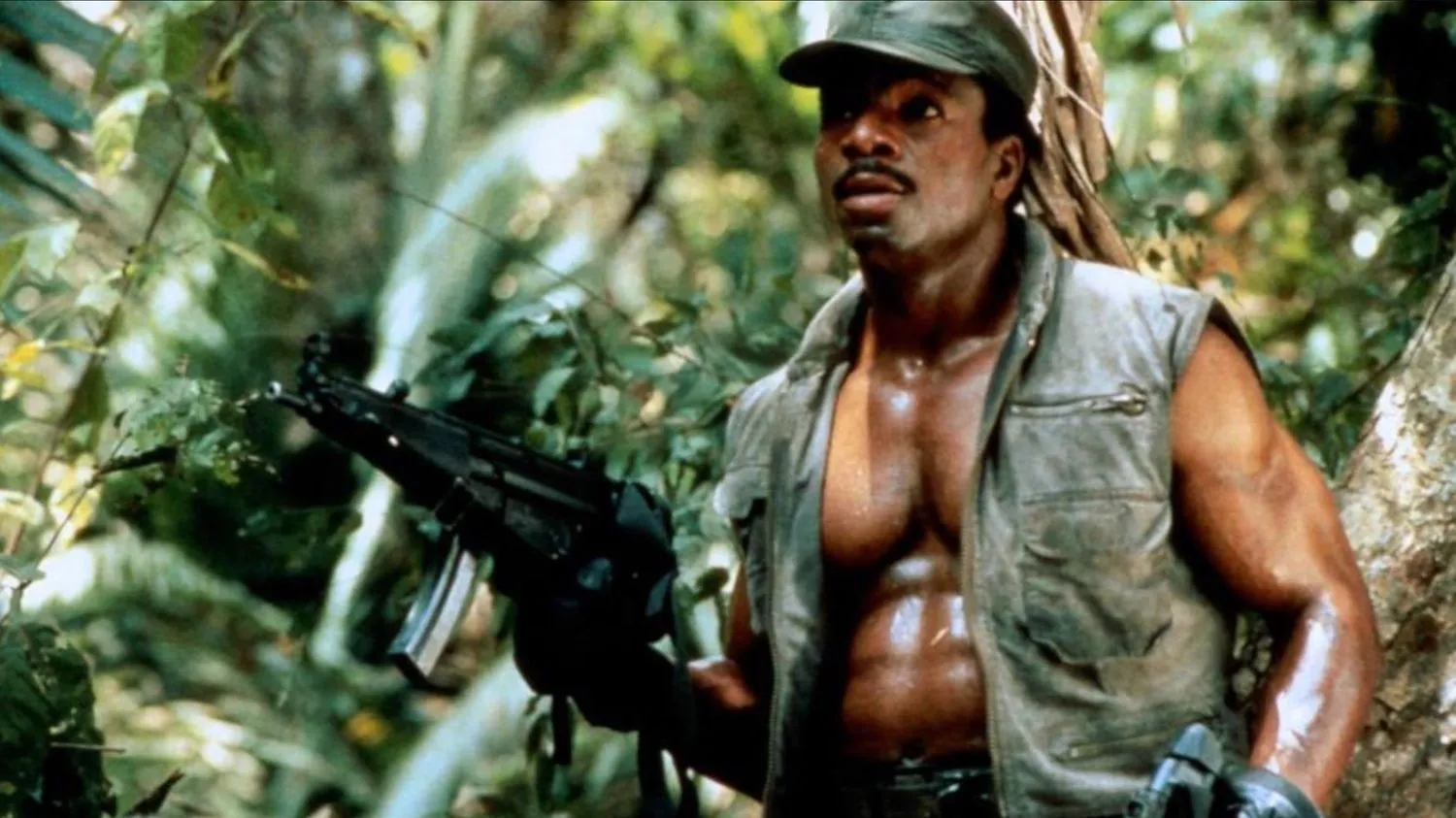 ein Mann in Armeeuniform im Dschungel