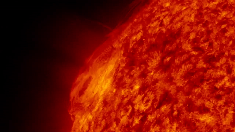 gif-Animation, die eine große feurige Eruption der Sonne zeigt, die in einem feurigen Bogen in die Höhe schießt. 