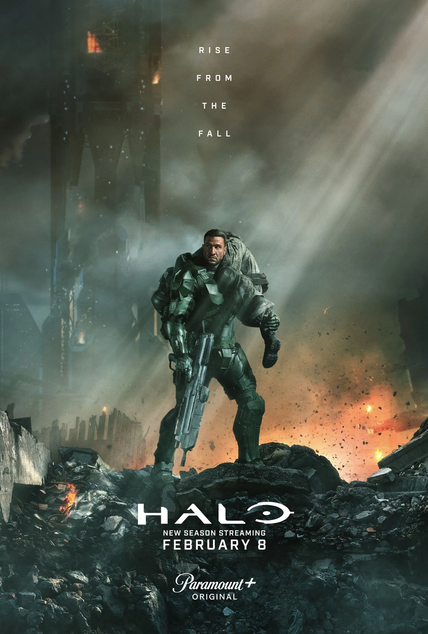 Werbeplakat für Halo Staffel 2, das einen Mann in einer futuristischen grünen Rüstung in einer zerbombten Stadt zeigt.