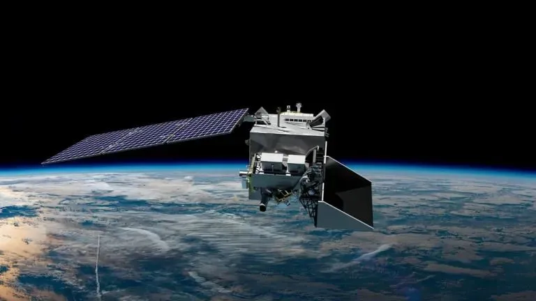 Ein Rendering eines silbrigen Satelliten mit einem langen Solarpanelarm über der Erde.