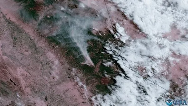 Heiße Stellen und Rauchschwaden des Mosquito-Feuers in Kalifornien, gesehen vom NOAA-Satelliten GOES-18 am 13. September 2022.