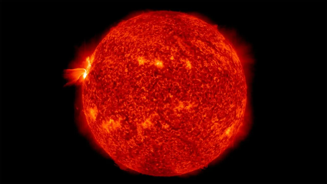 Eine Ganzseitenansicht der Sonne, als sie am 17. April 2022 eine große Sonneneruption der Klasse X1.1 aus einem aktiven Sonnenfleckenhaufen entlässt. Diese Ansicht wurde vom Solar Dynamics Observatory der NASA aufgenommen.