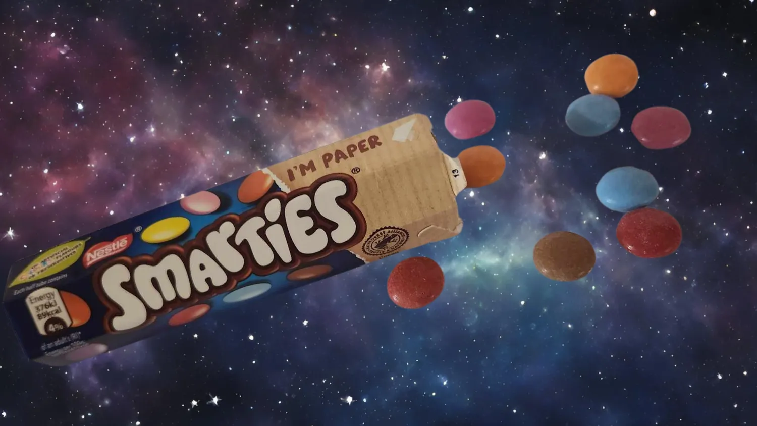 Britische Süßigkeit Smarties vor einem Hintergrund aus Sternen