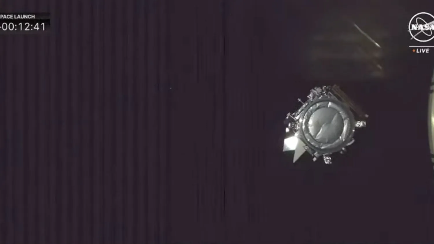 Ein silbernes, würfelförmiges Raumschiff ist vor der Schwärze des Weltraums im Hintergrund zu sehen.