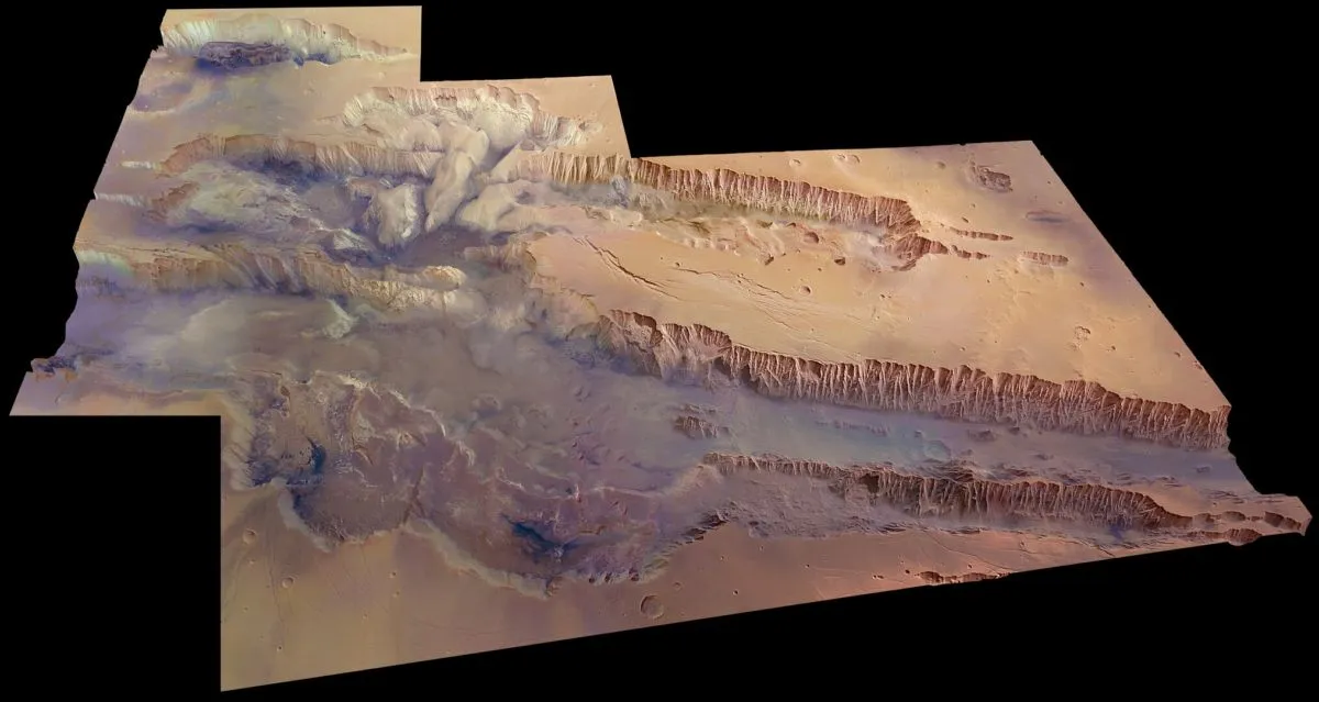 eine karte des rötlich-braunen geländes auf dem mars. ein großer canyon verläuft von links nach rechts in der mitte des bildes