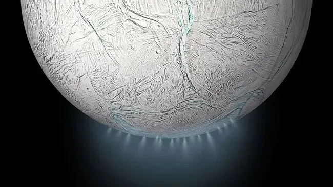 Eine Illustration zeigt Eisfahnen, die vom Saturnmond Enceladus ausstrahlen.