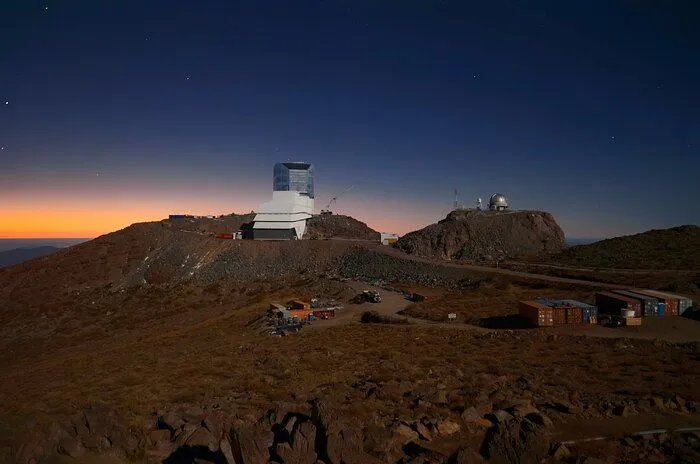 Das Vera C. Rubin-Observatorium, wie es in der Dämmerung auf dem Gipfel des El Peñón des Cerro Pachón in Chile erscheint
