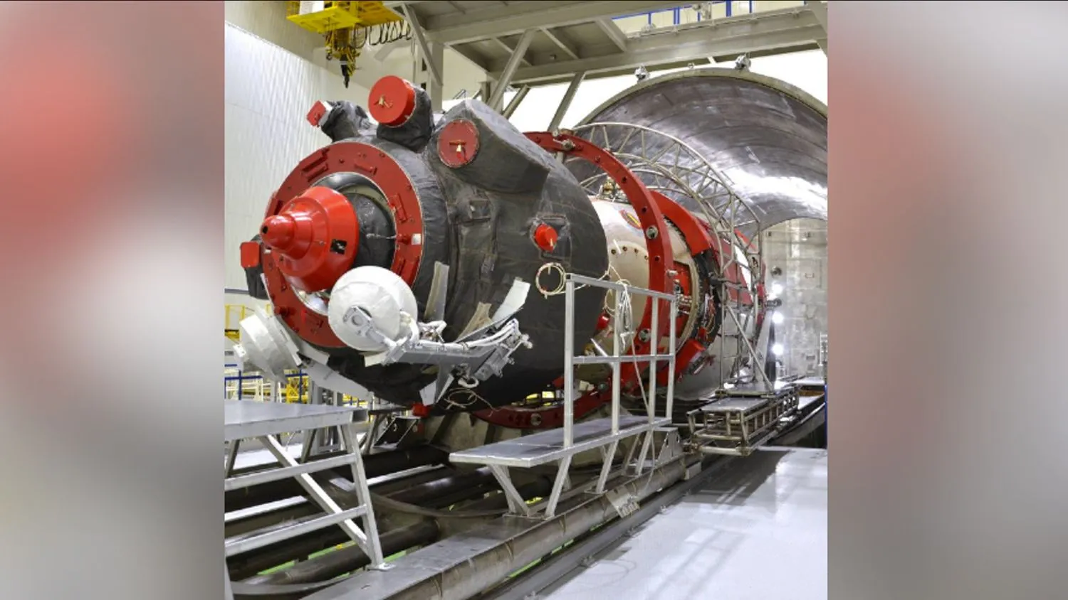 Ein rot-schwarzes zylindrisches Raumschiff wird für den Start vorbereitet