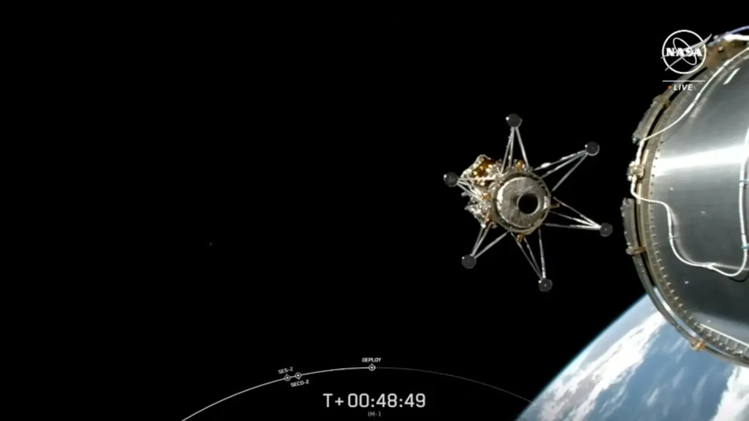 ein Raumfahrzeug wird von der Oberstufe einer Rakete abgesetzt, mit der Erdkrümmung und der Schwärze des Weltraums im Hintergrund.