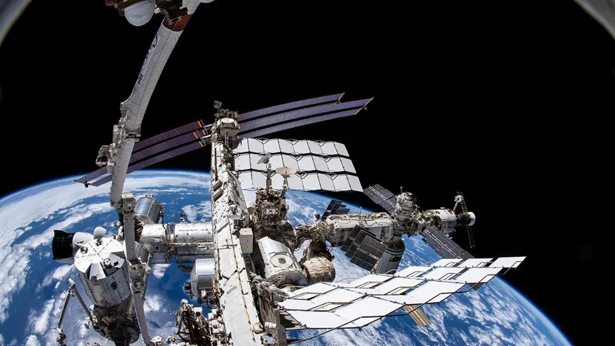 die internationale Raumstation mit Tafeln und Strukturen vor der Erde und dem schwarzen Raum