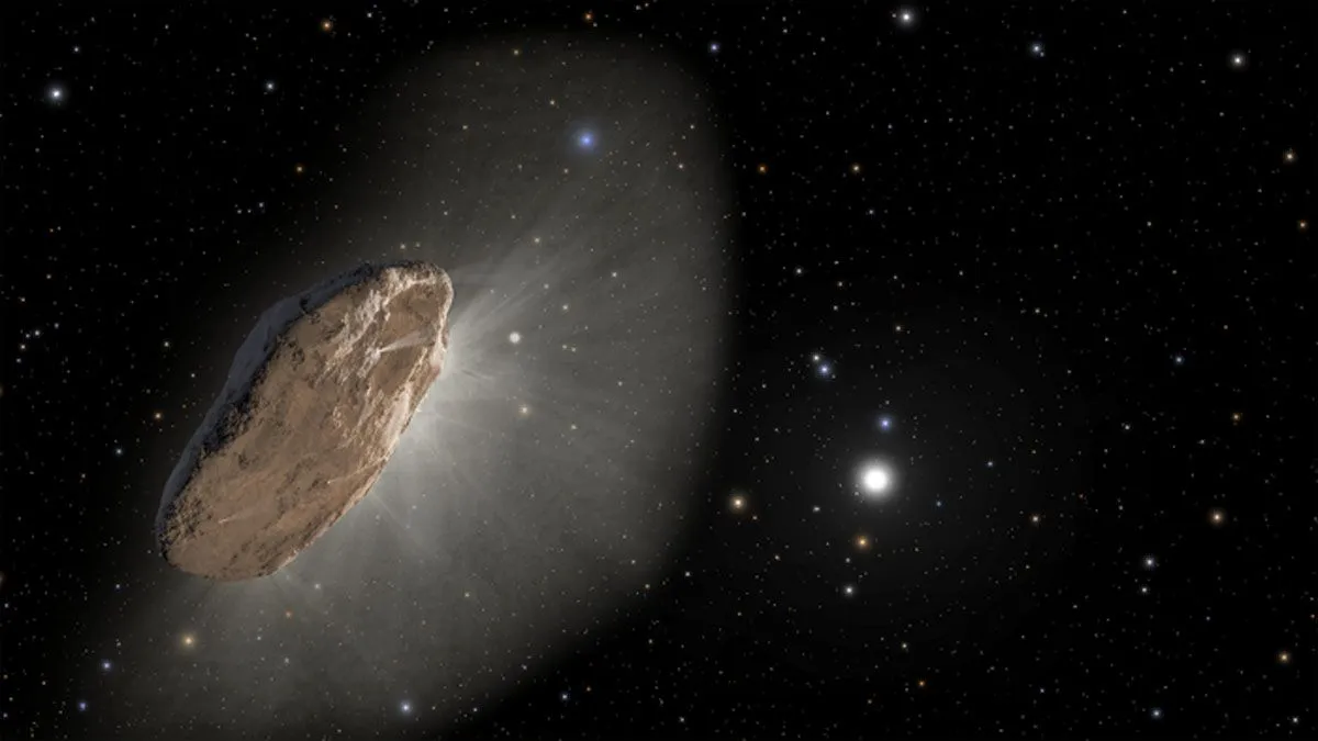 Künstlerische Illustration eines pfannkuchenförmigen Kometen im tiefen Weltraum, der eine weißliche Wasserstoffwolke ausgast