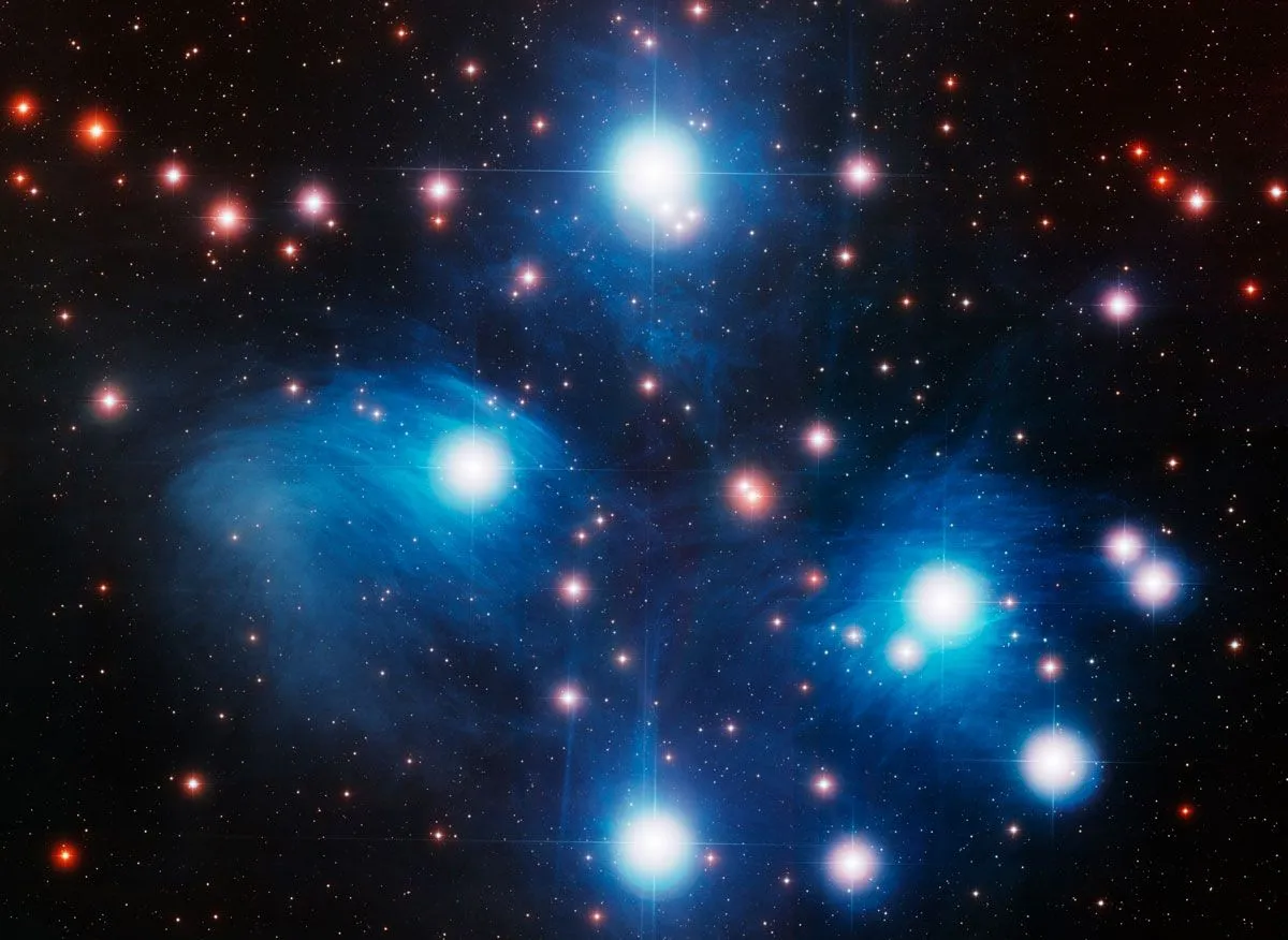 Ein Bild des berühmten Sternhaufens der Plejaden, auch bekannt als die Sieben Schwestern, im optischen Licht.