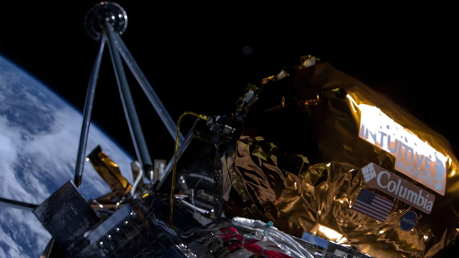 Nahaufnahme eines Raumschiff-Selfies, das eine in Goldfolie eingewickelte Nutzlast zeigt, mit der Erdkrümmung im Hintergrund.
