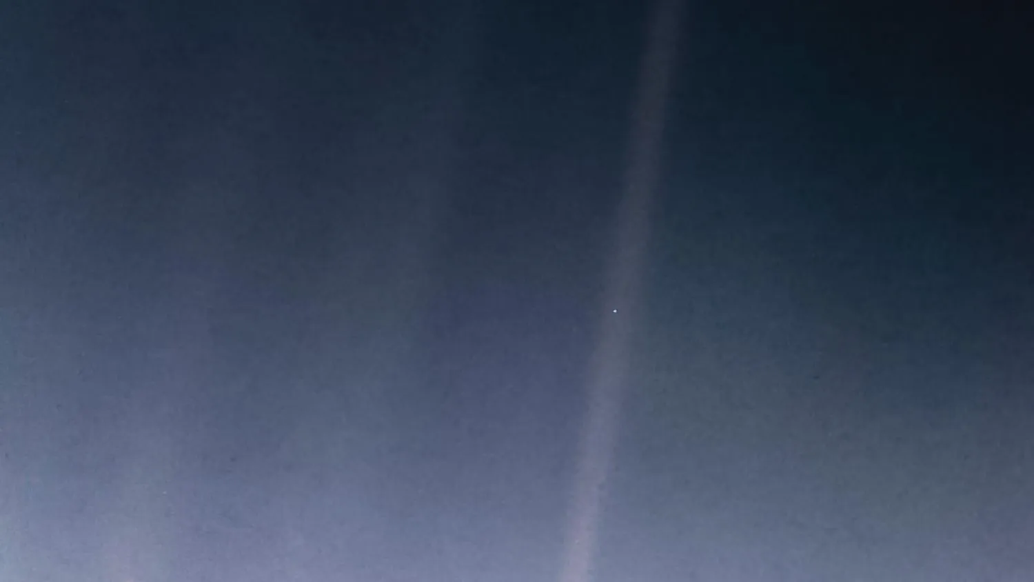 Die Erde als blassblauer Punkt, gesehen von Voyager 1 im Jahr 1990.