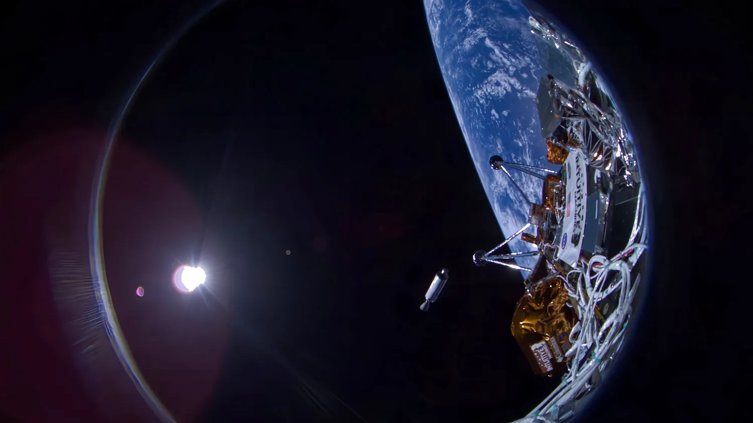 Nahaufnahme eines Selfies eines Raumfahrzeugs mit grau und gold umhüllten Komponenten, mit der Erdkrümmung und der fernen Sonne im Hintergrund