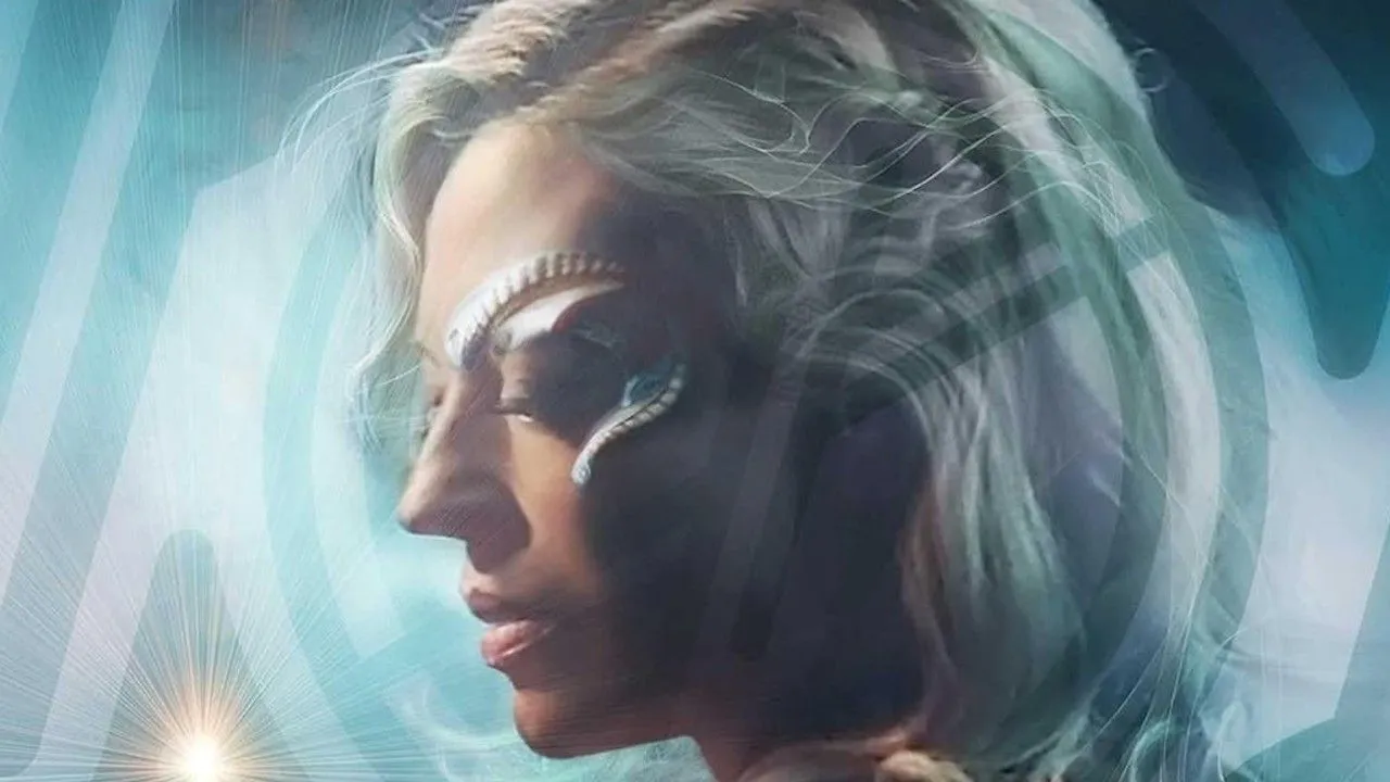 ein Porträt einer Frau mit langen Haaren und einem Metallimplantat im Gesicht, das ein Auge umgibt