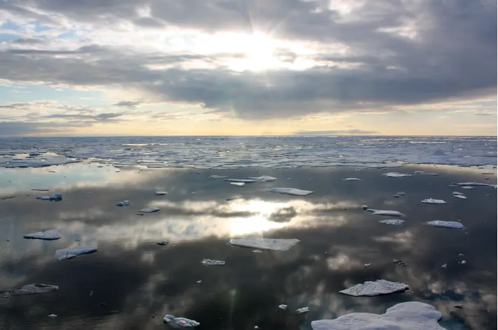 Sonnenlicht wird von der Tschuktschensee, einem Teil des Arktischen Ozeans, reflektiert.